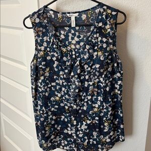 G H Bass & Co Ladies sleeveless button up ruffle top size M